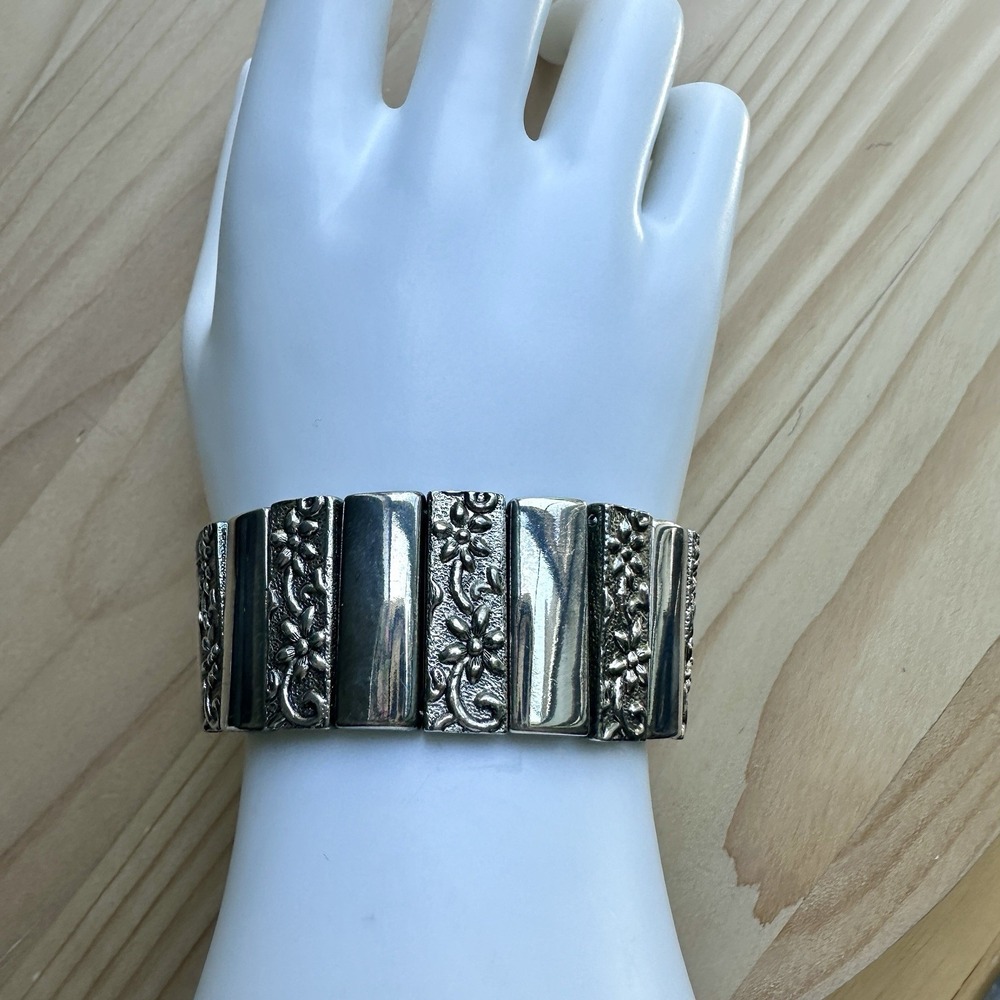 Premier Designs Link Panel Bracelet Size 6.5 Silver Plated Flowers Magnetic‎